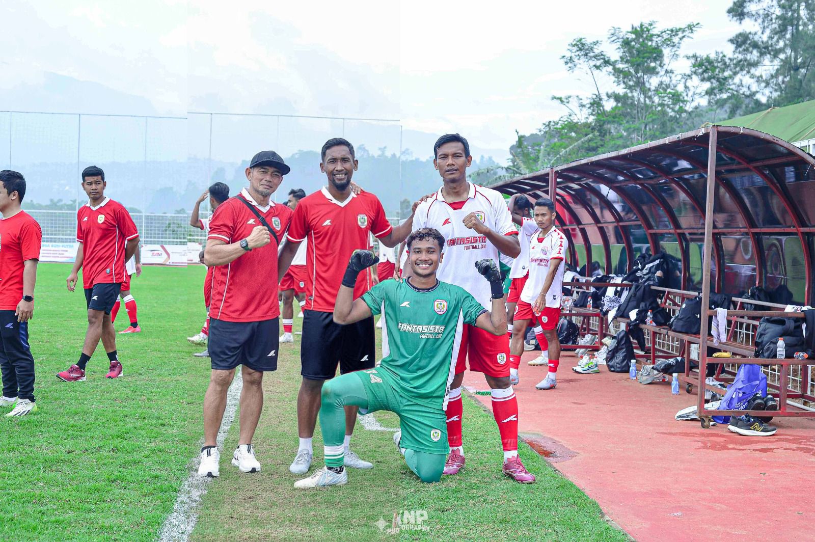 Imral Usman (Paling kiri) dan Tri Rahmad Priadi (Tengah), duet pelatih asal Sumbar yang sukses membawa Persika 1951 jadi runner up Liga 4 Seri Jabar 2025 (Foto: Persika 1951)